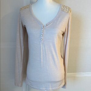 Adiktd Womens Long Sleeve Sequin Lace Back Yoke Cream Henley. Sz Medium